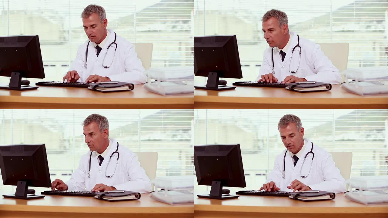微笑的医生用他的电脑