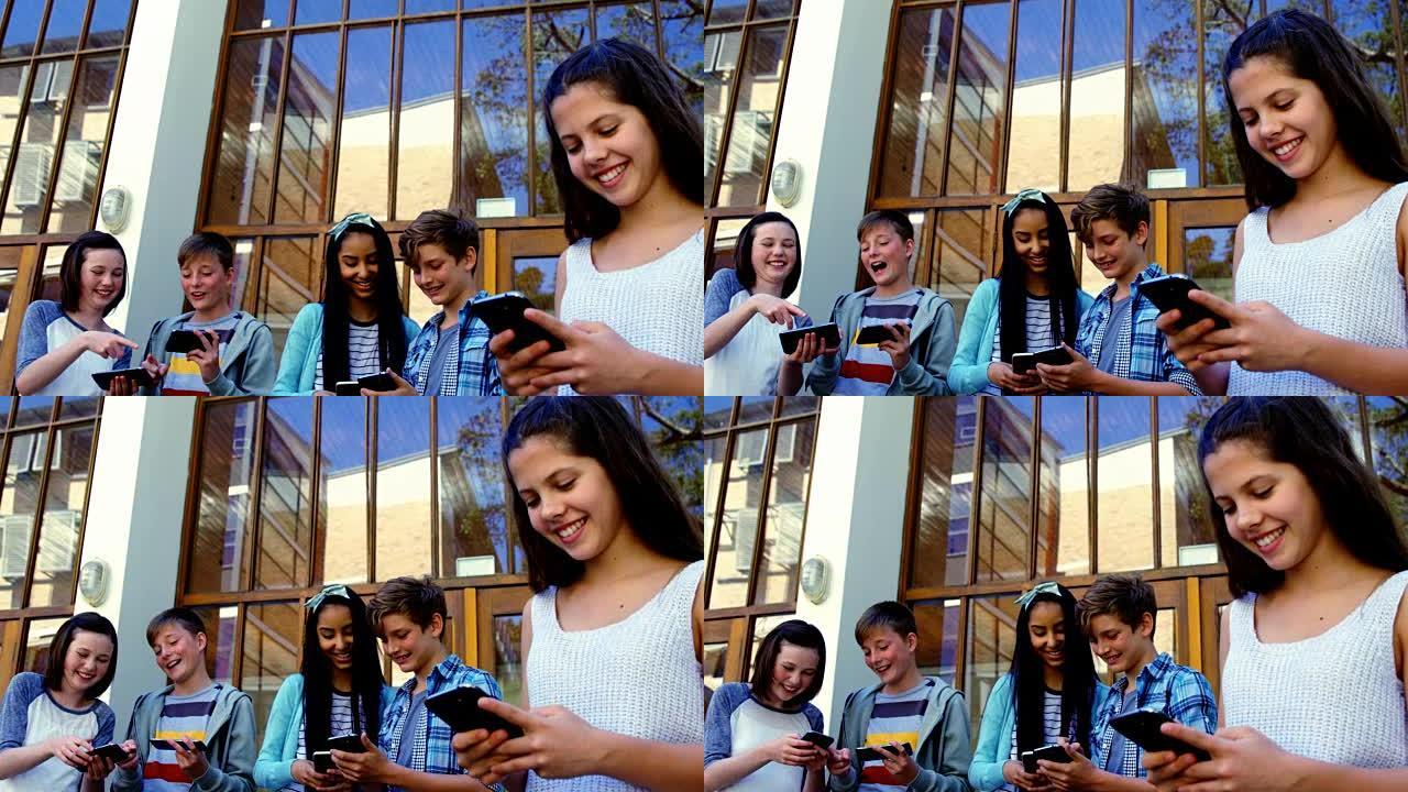 一群在校朋友在校外使用手机