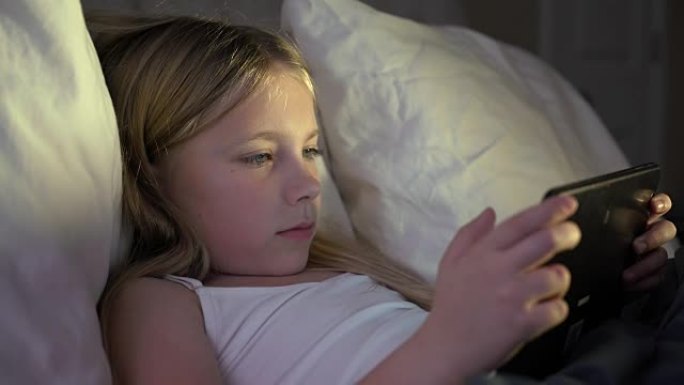 女童使用技术上床睡觉
