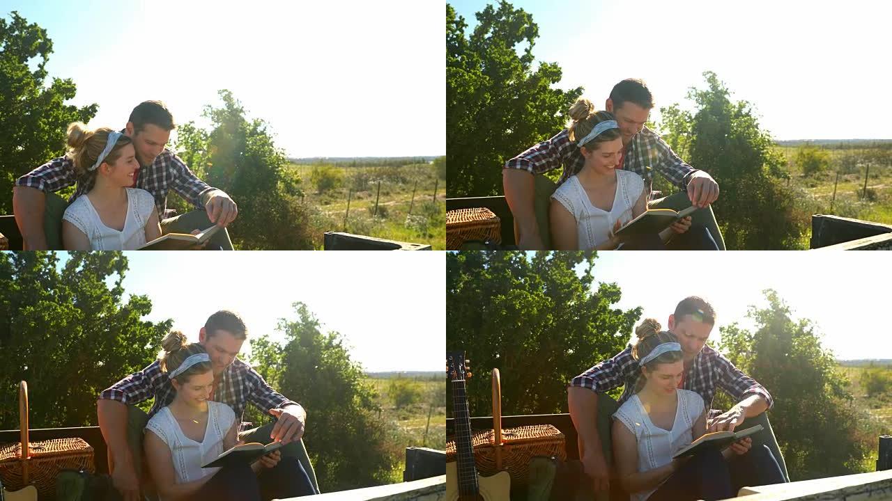 夫妇在阅读4k书籍时相互交流