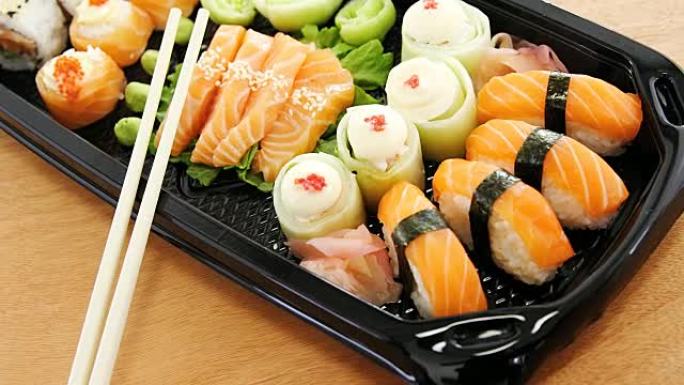 塑料托盘中的鲑鱼寿司卷