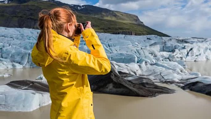 拍摄冰岛冰川的游客