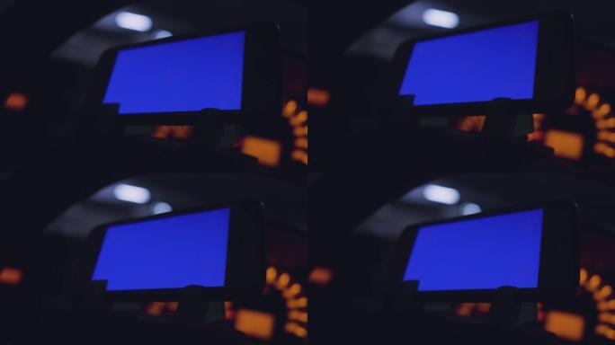 蓝屏，夜间车载智能手机。