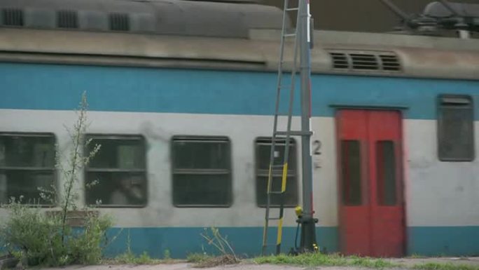 （HD1080i）城市衰退：过往列车上的涂鸦