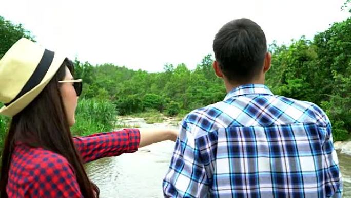 年轻夫妇旅行者寻找地图并讨论他们的旅行。