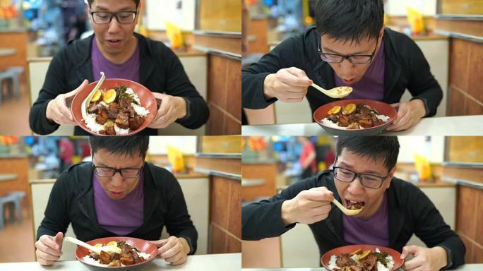 旅游博主在餐厅展示香港本地美食