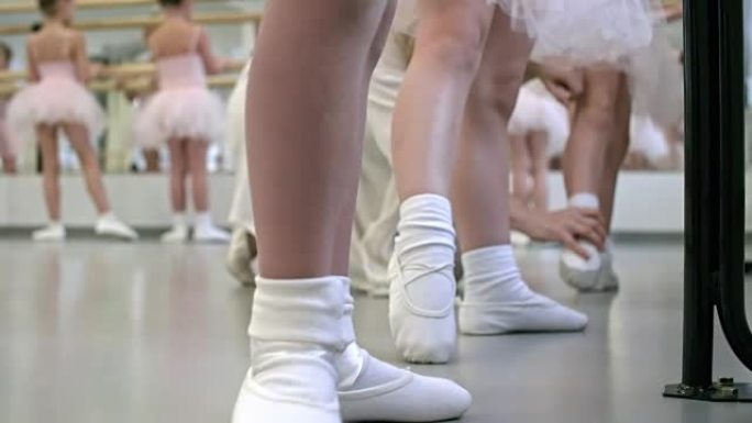 女孩接受芭蕾舞训练