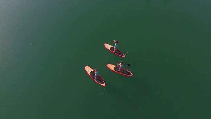 空中: 三个女朋友在水面上登船