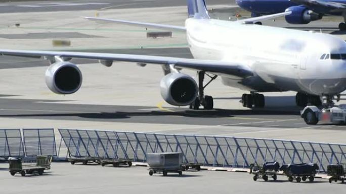 机场牵引车（HD720p）将飞机拖至起飞位置