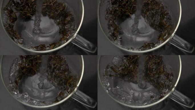 水倒在玻璃杯中的松散凉茶上