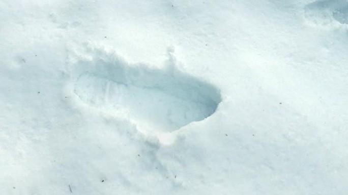 靴子在雪地里留下足迹