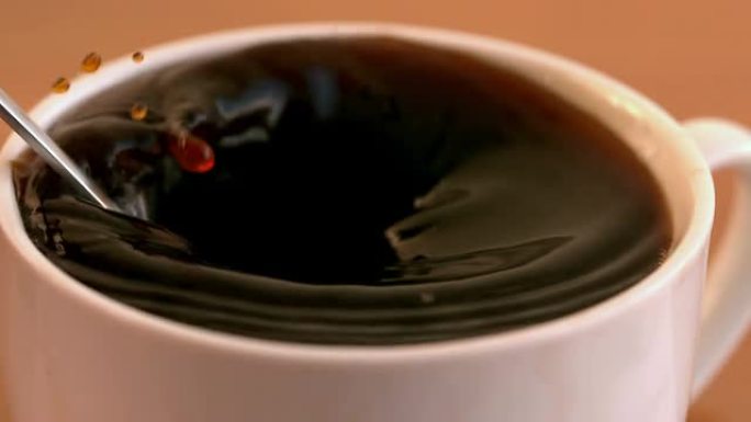 茶匙糖浸入咖啡杯中
