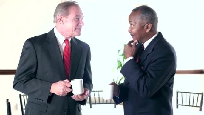 两个高级商人聊天，喝咖啡