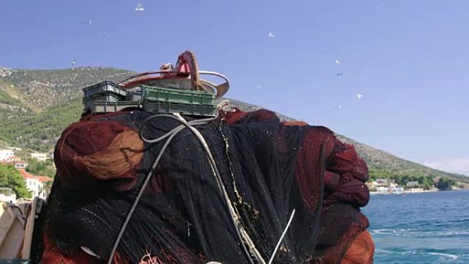 MS渔网和设备堆放在码头上