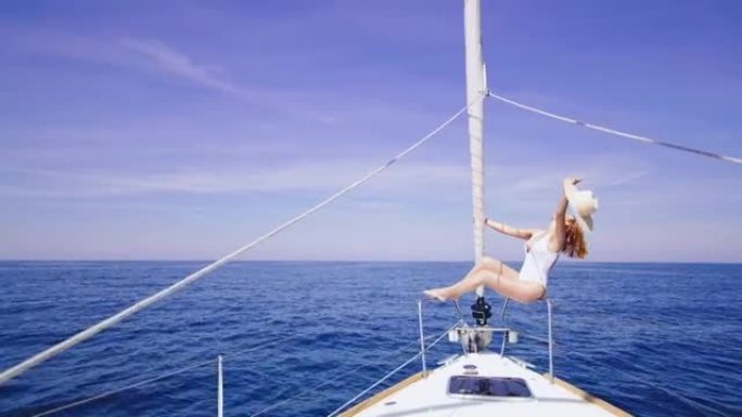 WS快乐的女人在帆船的船头上享受海风