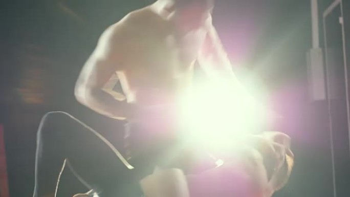 拳击手用暴力攻击另一个运动员。MMA的培训