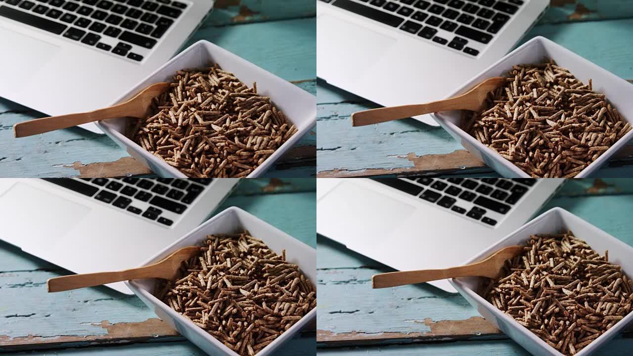 一碗带勺子和笔记本电脑的麦麸棒4k