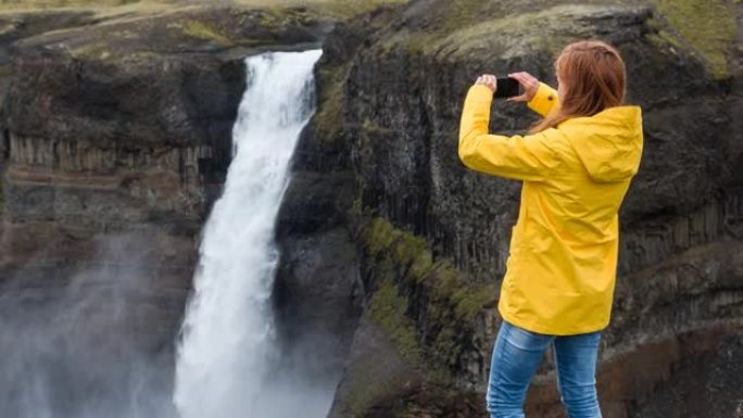 拍摄冰岛自然地标的女人