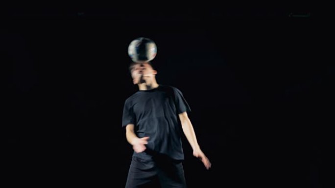 职业足球运动员在脖子上玩弄球。