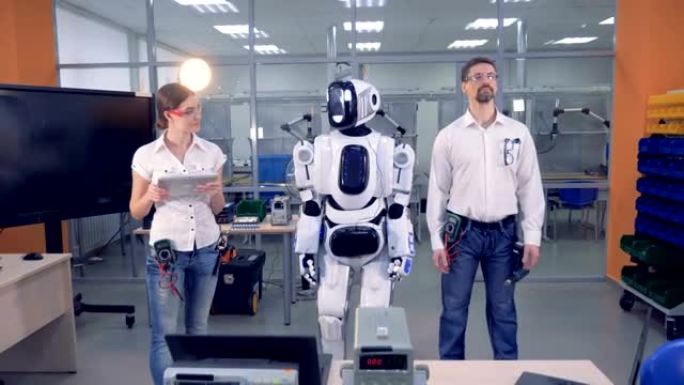 机器人在女性工程师的控制下重复一名男性工程师的动作