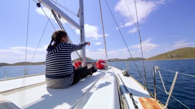 WS年轻女孩在船上欣赏风景