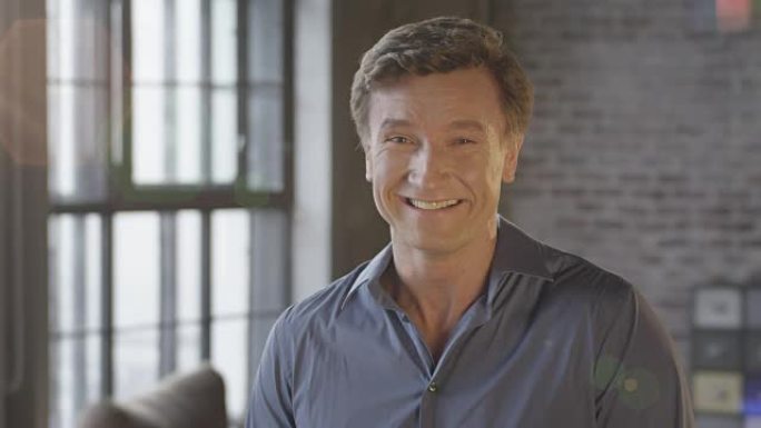 快乐可爱的高加索人在办公室笑的慢动作肖像。商人系列。