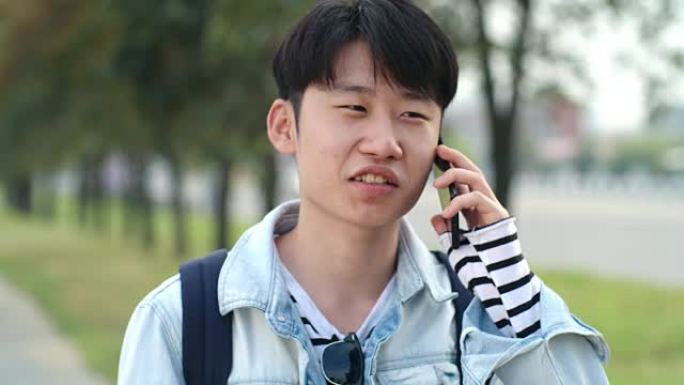 亚洲青少年在手机上聊天