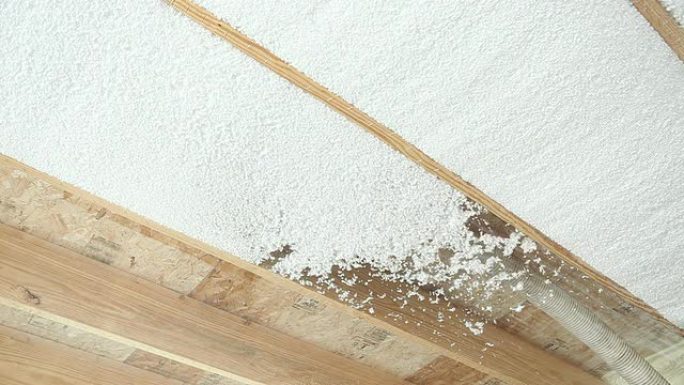 地板托梁之间安装的发泡隔热层