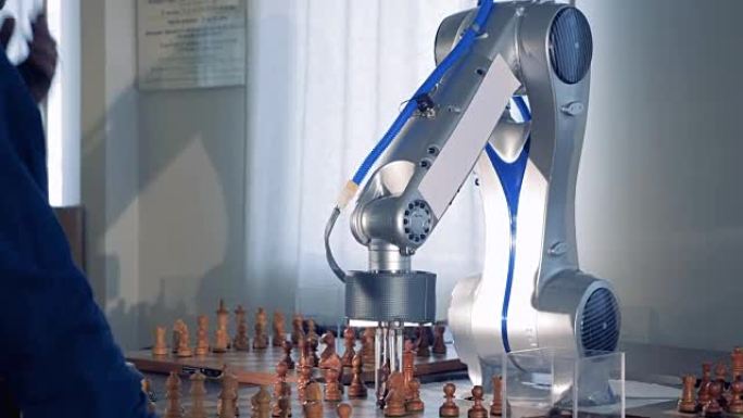 用创新的机器人象棋人工智能下棋的人。