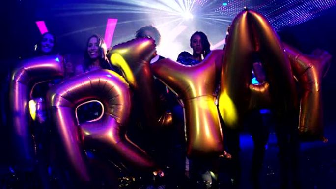一群朋友在夜总会里跳舞，他们拿着FRIYAY气球