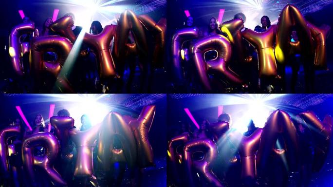 一群朋友在夜总会里跳舞，他们拿着FRIYAY气球