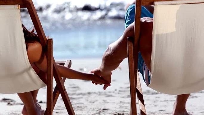 可爱的夫妇坐在海滩上