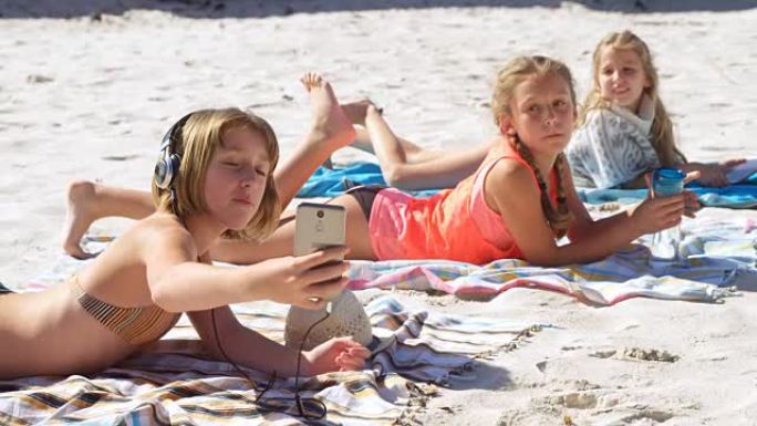 兄弟姐妹在海滩4k用手机自拍