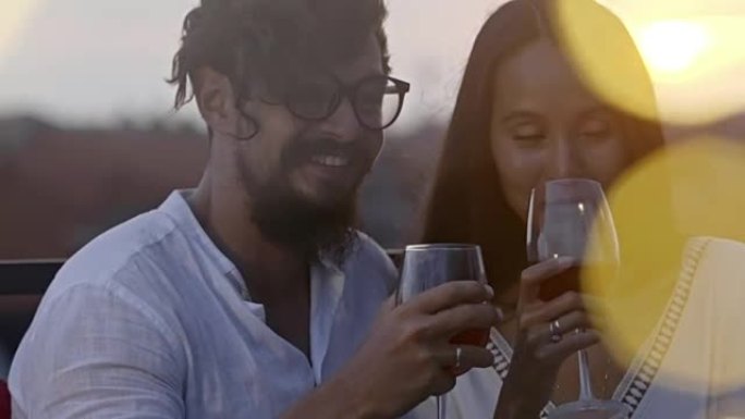 亚洲夫妇用葡萄酒庆祝蜜月