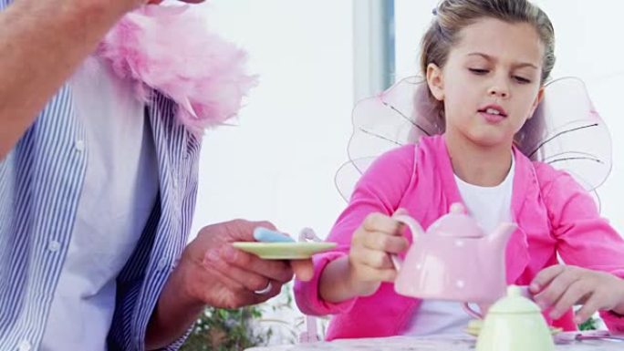 穿着童话服装微笑的父亲和女儿参加茶会4k