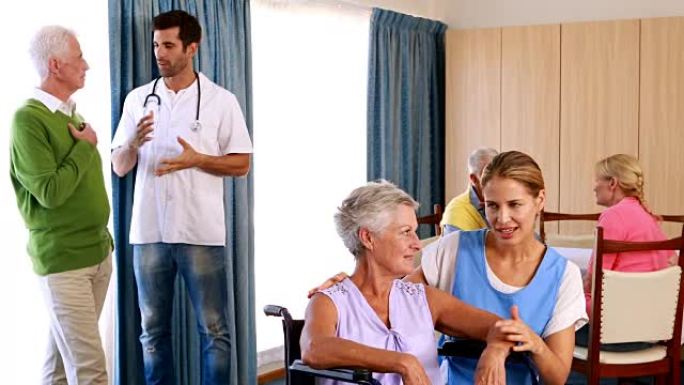 医生和护士与老年人互动