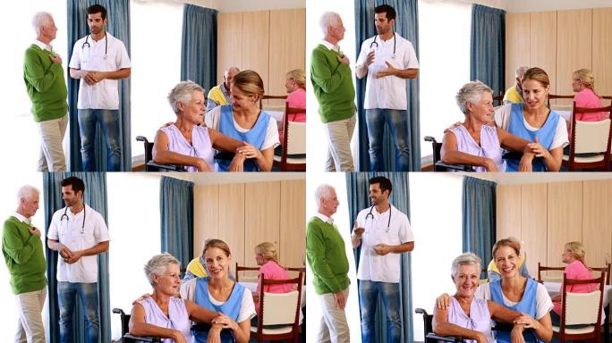 医生和护士与老年人互动