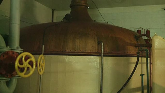 啤酒厂内部。用铜盖覆盖的大桶