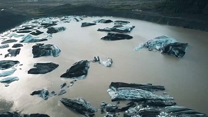 冰岛瓦特纳冰河的鸟瞰图。直升机飞越山脉山谷融化的冰山