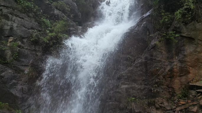 春季雨水   沉浸体验野生瀑布