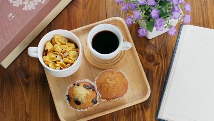 松饼蛋糕和食物搭配黑咖啡早餐，放在木碟和木桌上，多莉从右向左射击