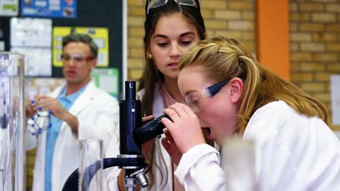 小学生在显微镜上做实验4k