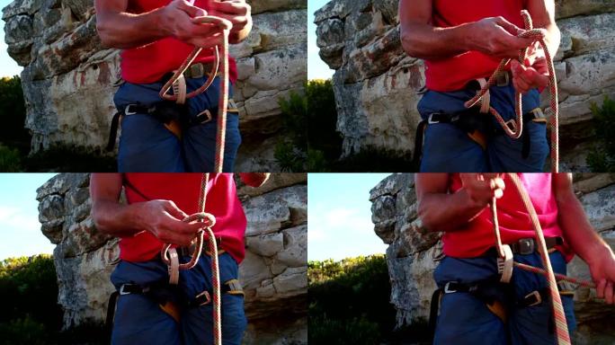 攀岩者手用绑绳打结的特写镜头