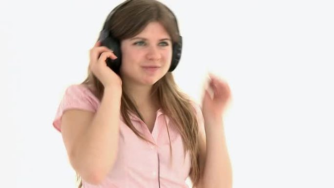 戴着耳机听音乐的动画女人