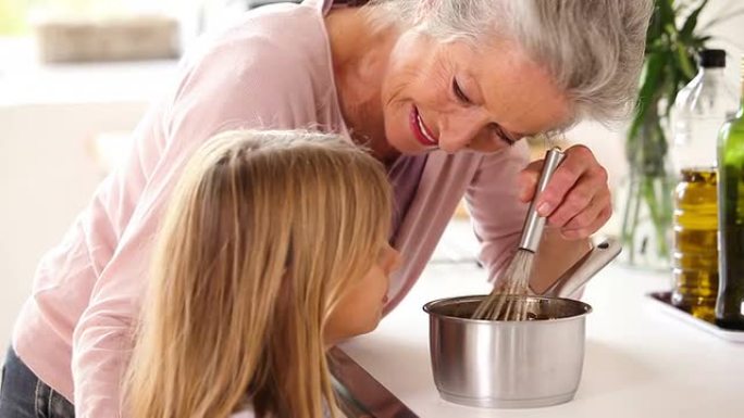 奶奶和小女孩一起做巧克力酱