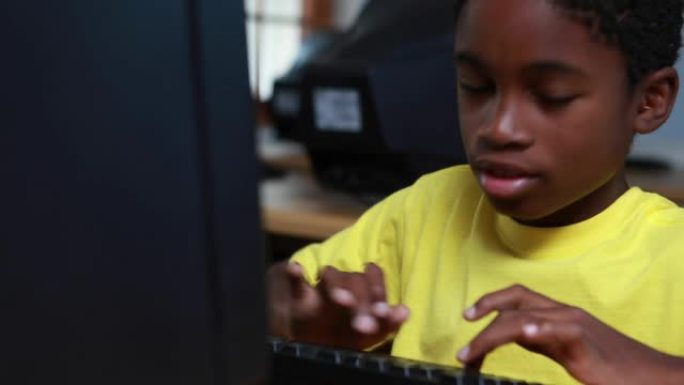 小男孩在电脑课上对着镜头微笑