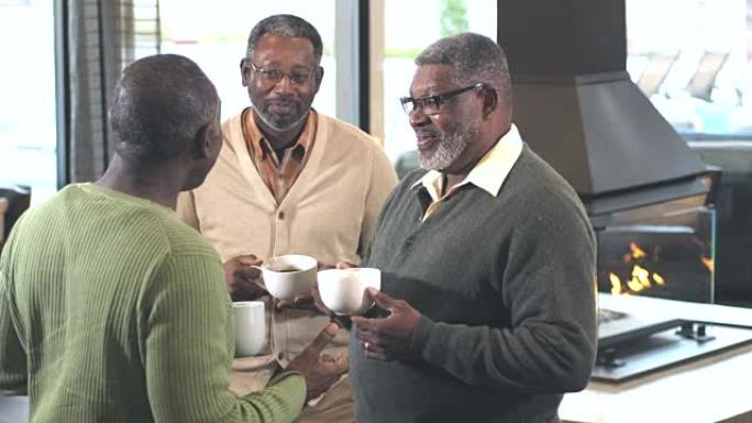 三个非裔美国人在喝咖啡时说话