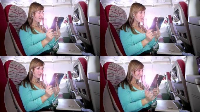 女人正在飞机上通过palmtop进行视频通话