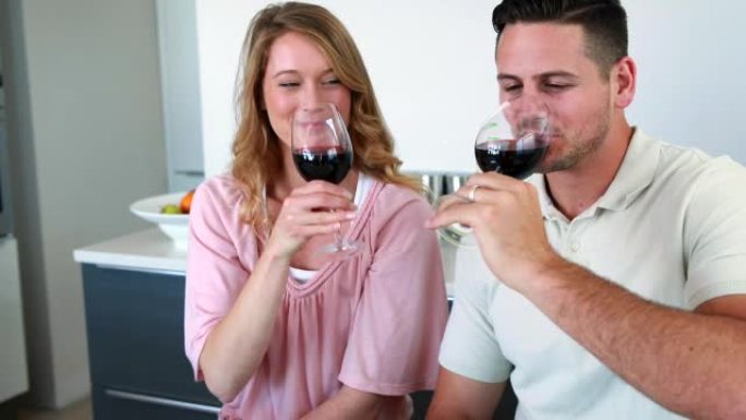 幸福的夫妻在镜头前微笑着用红酒敬酒