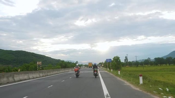 两个朋友在越南骑摩托车旅行